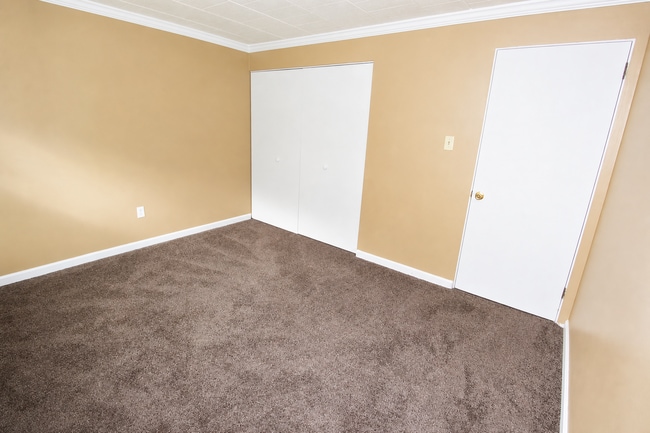 Interior Photo - FIFTH ST-231/233 -- 206