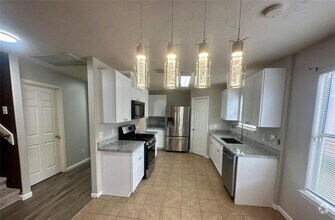 Building Photo - 2523 Knoll Shadows Ln