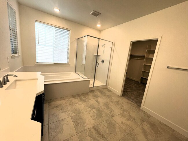 Building Photo - 5 Bedrooms Home in Russell Ranch