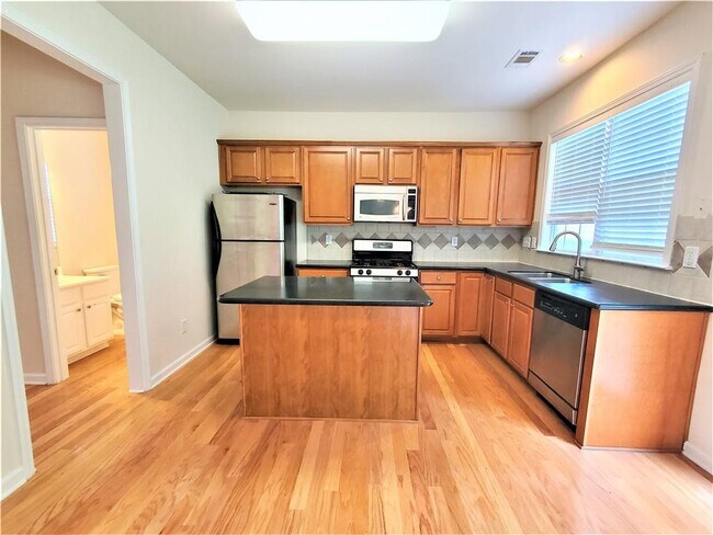 Building Photo - 545 Friars Head Dr NE