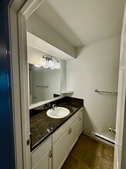 Building Photo - 1412 SW Custer Dr