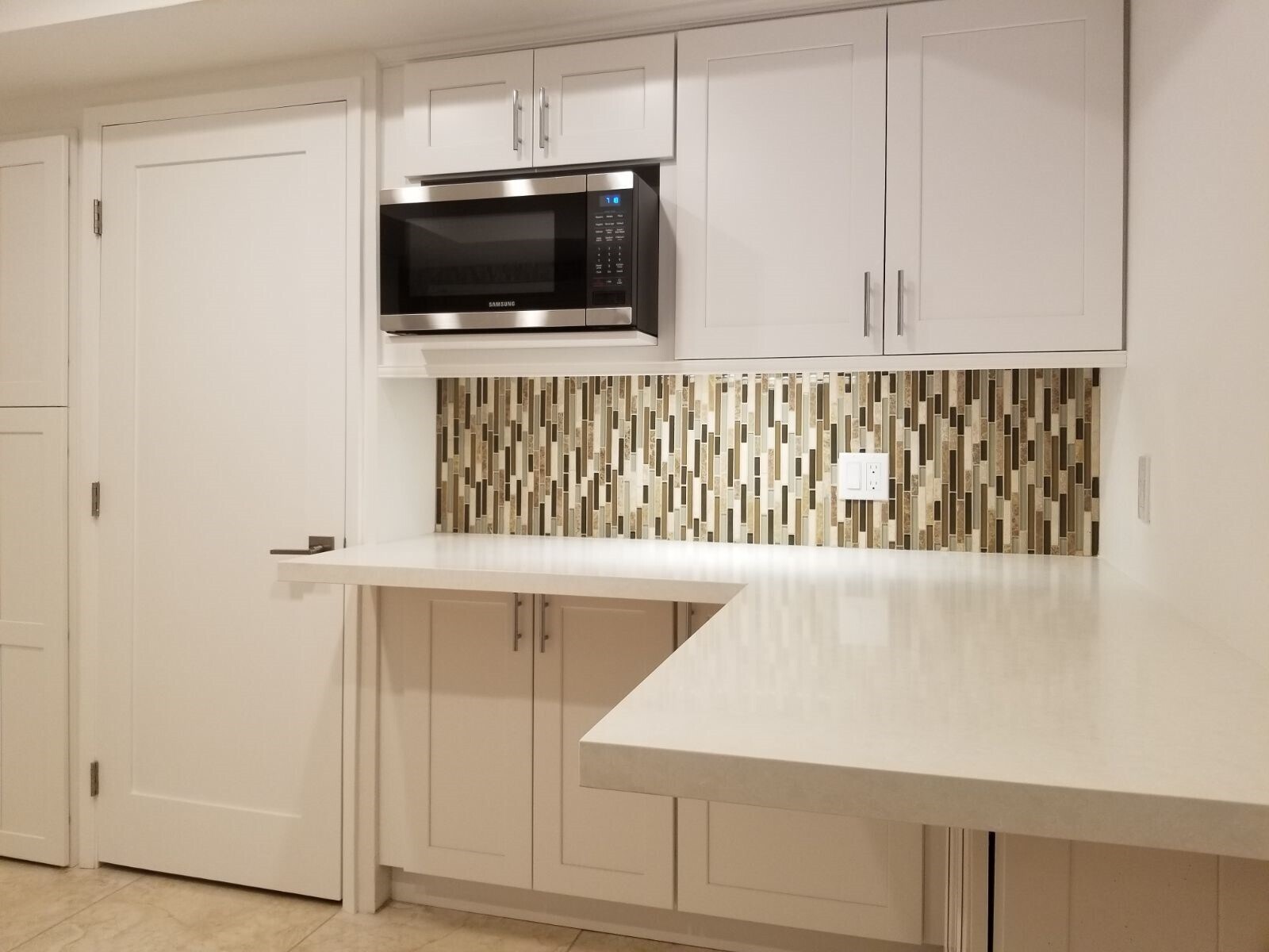 Kitchen eat in area - 16022 Moorpark St