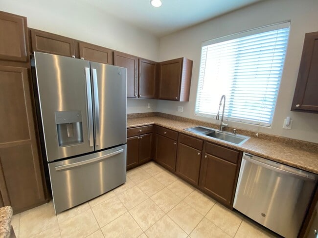 Building Photo - Exceptional 4BR/2BA Home in Magma Ranch! T...