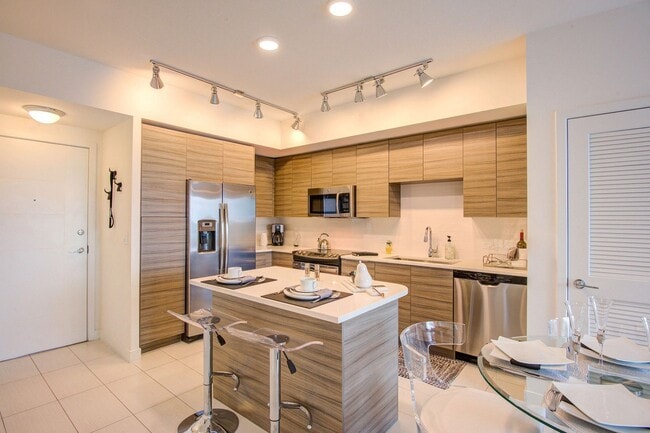 Our chef-inspired kitchens feature designer finishes and stainless steel appliances - Windsor Pembroke Gardens