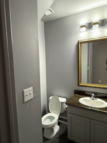 Building Photo - 4448 Jardin St