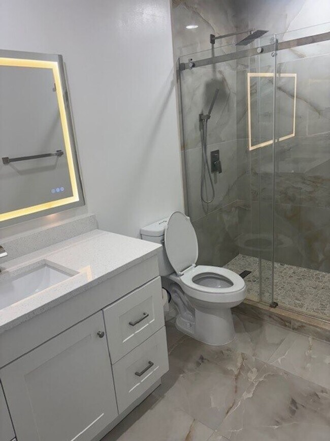 Building Photo - Beautiful, newly renovated 3/2 Condo in a ...