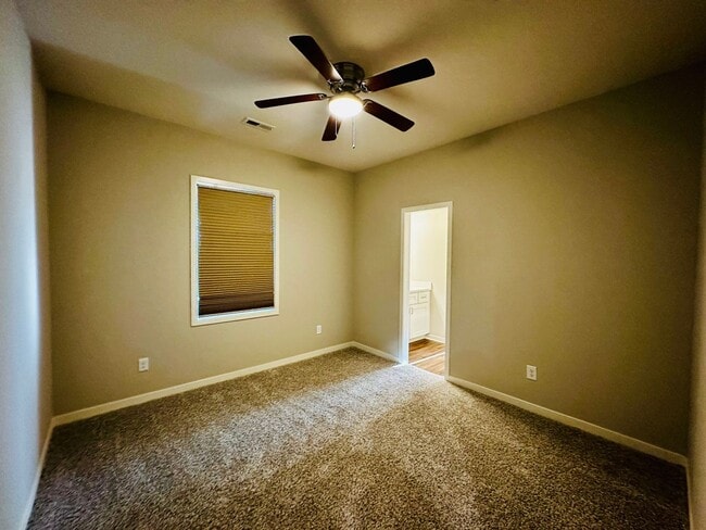 Building Photo - {1095} Modern Townhome Available Immediate...