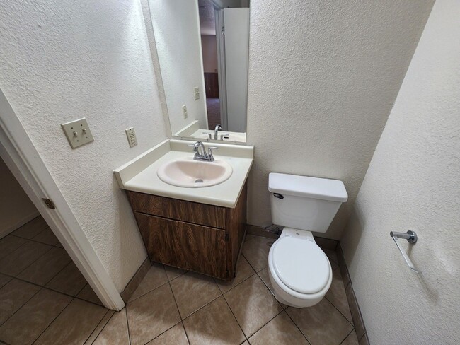 Building Photo - Cozy 1 Bedroom Apartment