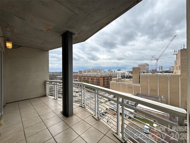 Building Photo - 505 E 6th St