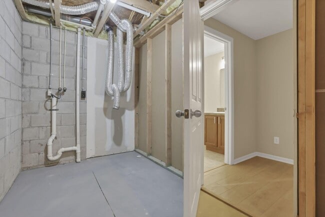 Building Photo - 6479 Walnut Fork Dr