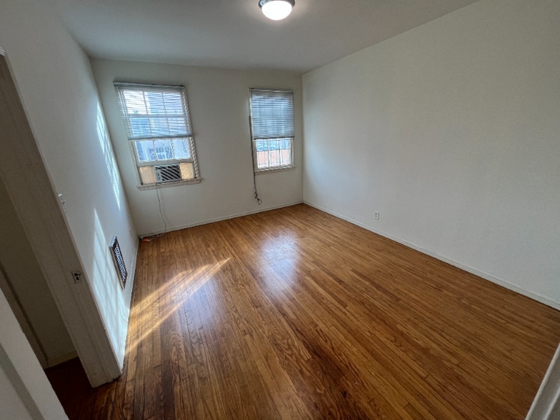 Building Photo - 139 Sweetzer Ave