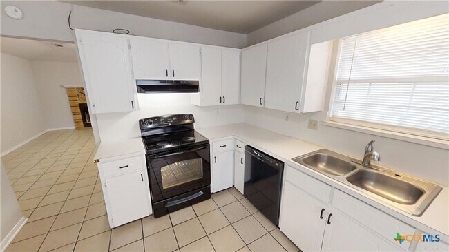 Building Photo - 2402 Lazy Ridge Dr
