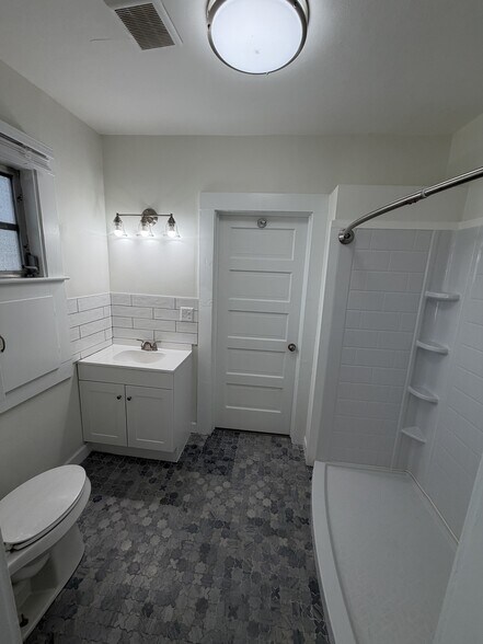 Building Photo - 2 Bed/1.5 Bath