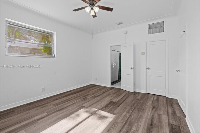 Building Photo - 201 S Biscayne River Dr