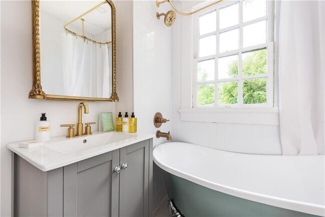 Building Photo - 1031 Austin Ave NE