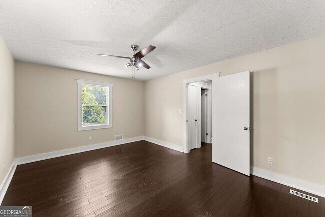 Building Photo - 4035 Thames Dr