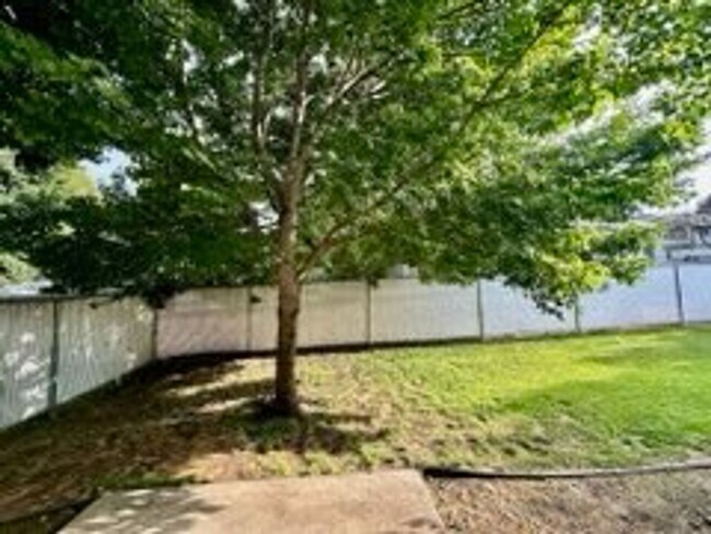 Building Photo - 382-388 E Leadora Ln