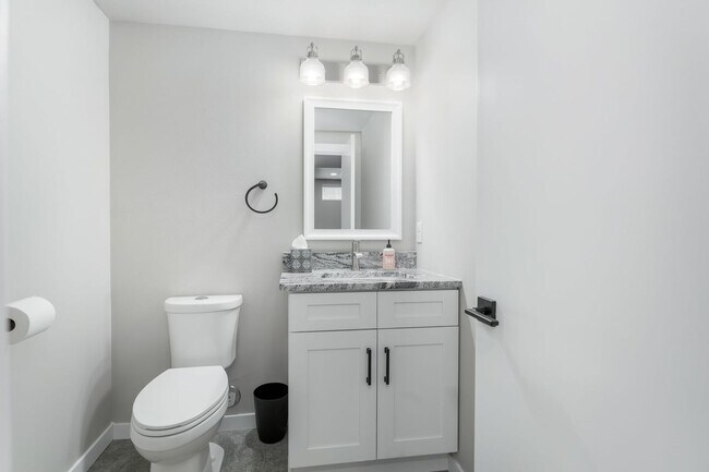 Building Photo - FURNISHED HOUSE! Short or Long Term! Large Newly Renovated Fully Furnished Modern 5 Bedroom Home ...