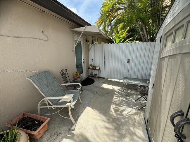 Building Photo - 9912 SW 154th Ct