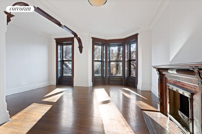 Building Photo - 555 3rd St