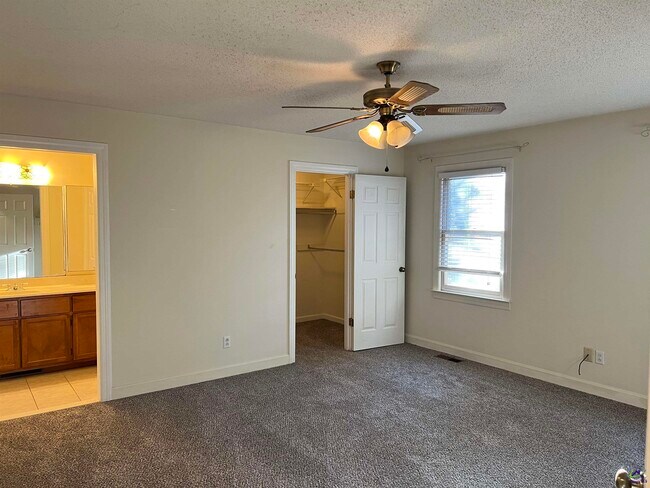 Building Photo - 115 Wedgewood Ct