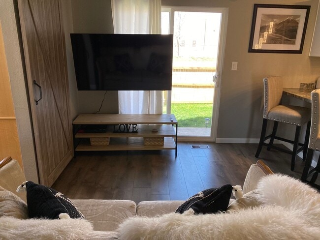 Building Photo - Fully Furnished 1 Bed 1 Bath Unit Available NOW!