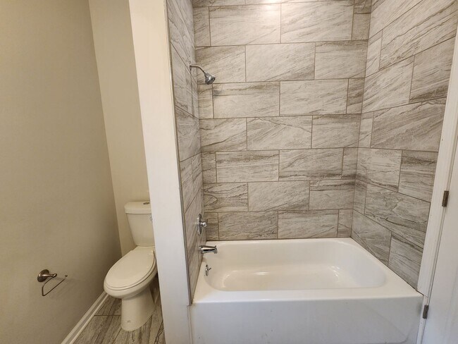 Building Photo - Beautiful 3 bed 3.5 Bath home