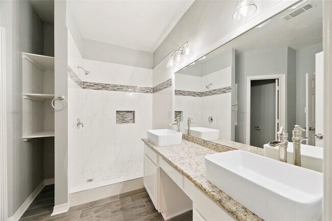 Building Photo - 10815 Norchester Village Dr