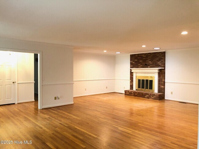 Building Photo - 242 Inlet Dr