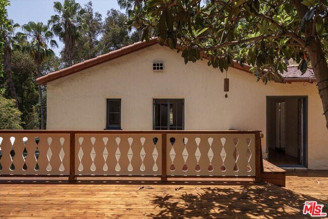 Building Photo - 2030 Laurel Canyon Blvd