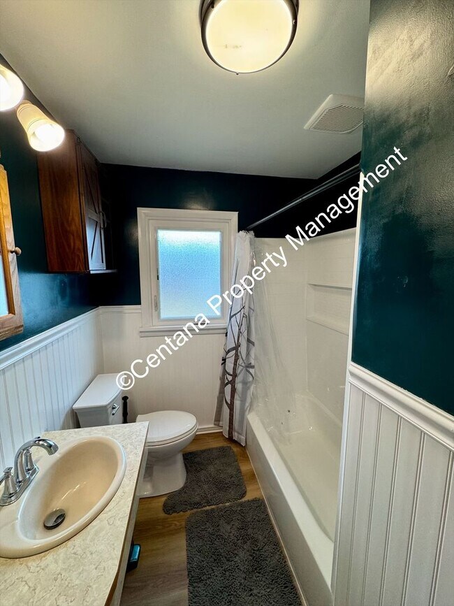 Building Photo - 2 Bedroom one Bath with large Yard located on the flats.