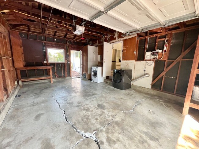 Building Photo - Fall Rental: Charming 2-bedroom, 1-bathroom duplex near UC Davis featuring central heating and ai...