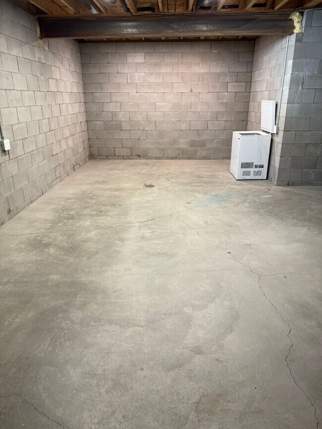 Building Photo - 2110 John St