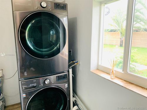 Building Photo - 901 NE 25th Ave