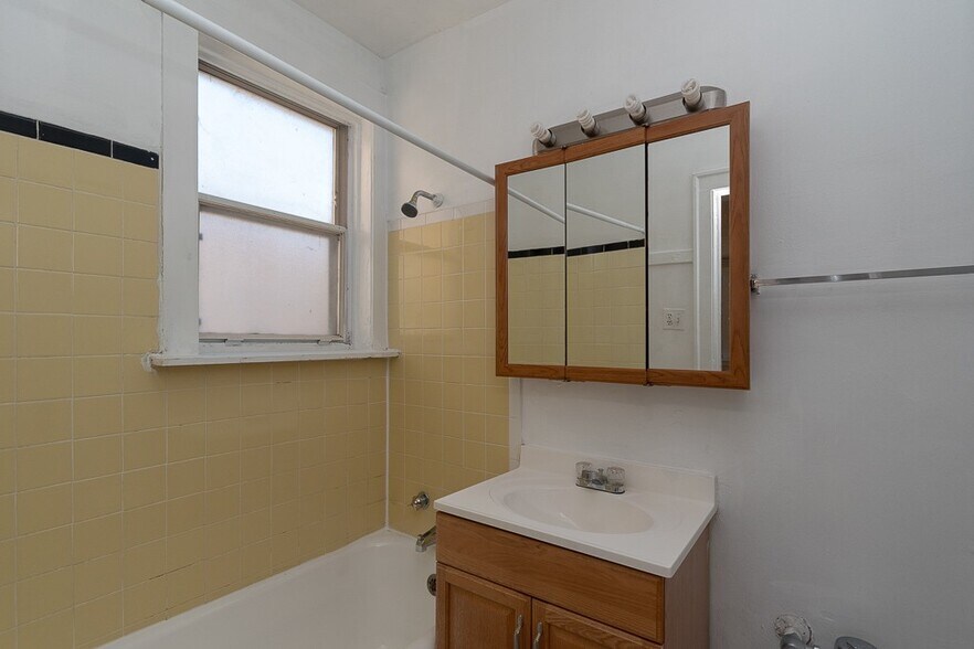 Building Photo - 717 W Belmont Ave