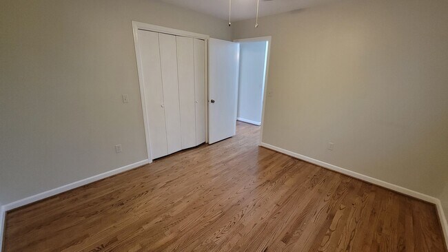 Building Photo - 2 Bed, 1.5 Bath Townhome in Greenville is Available! Location!!