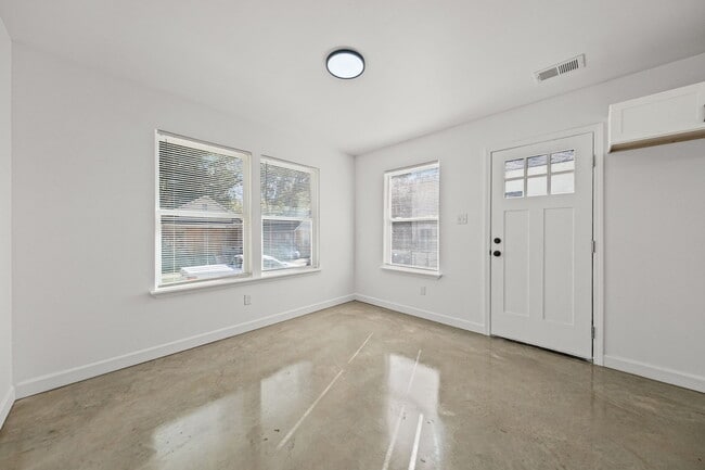 Building Photo - 931 Seattle St