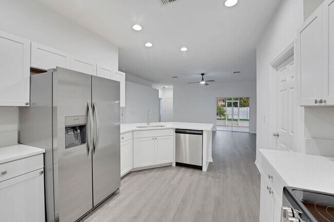 Building Photo - 327 Cloverdale Rd
