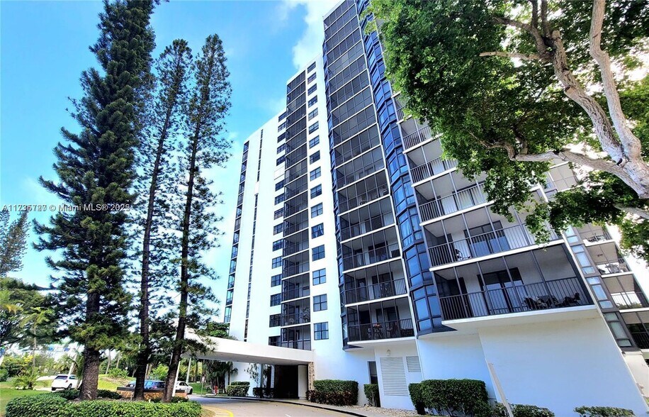 Building Photo - 20100 W Country Club Dr