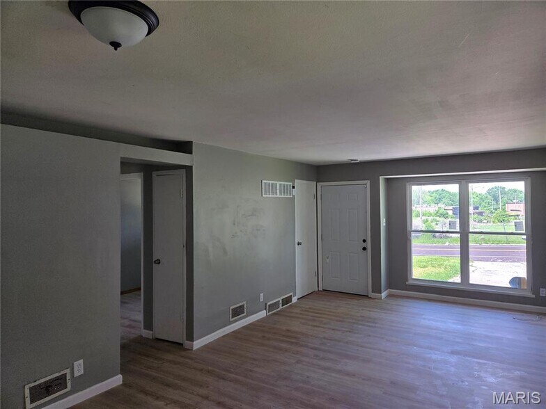 Building Photo - 10458 Spring Garden Dr