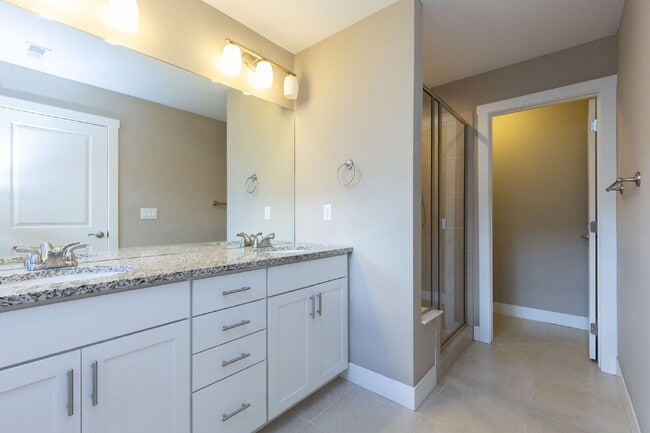 Building Photo - 6bd/4.5 bath home in Southwest Longmont!