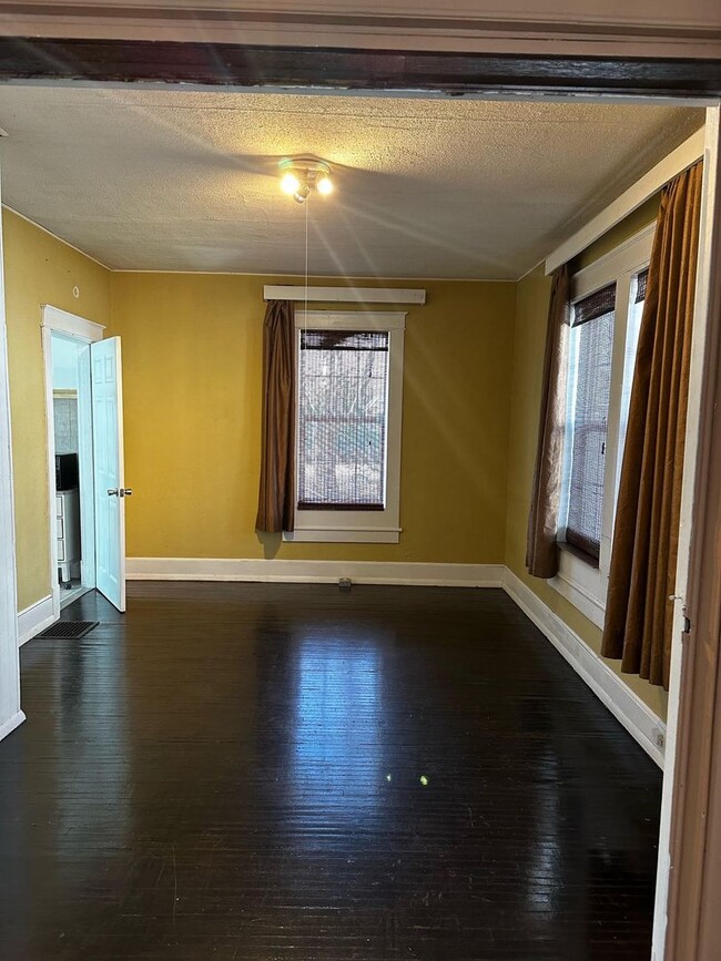 Building Photo - 3 bd, 1 ba house just north of downtown, w...