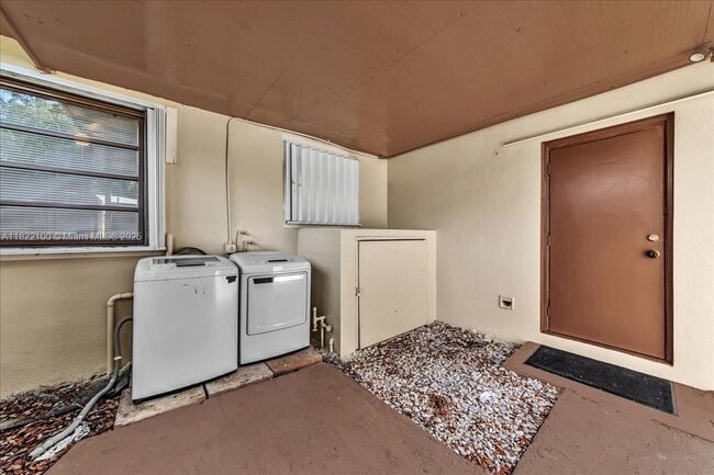 Building Photo - 6221 SW 35th St