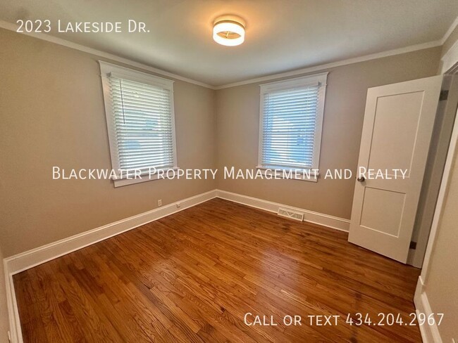 Building Photo - 3 Bedroom Home Off Lakeside Drive!