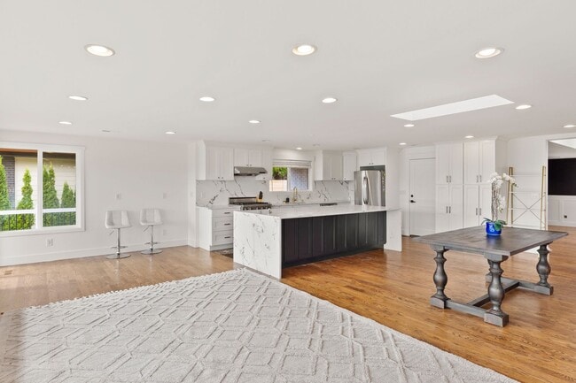 Building Photo - Lochmoor Lakeview Home in Bellevue