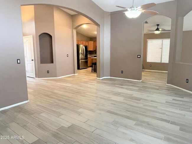 Building Photo - 416 E Chicory Pl