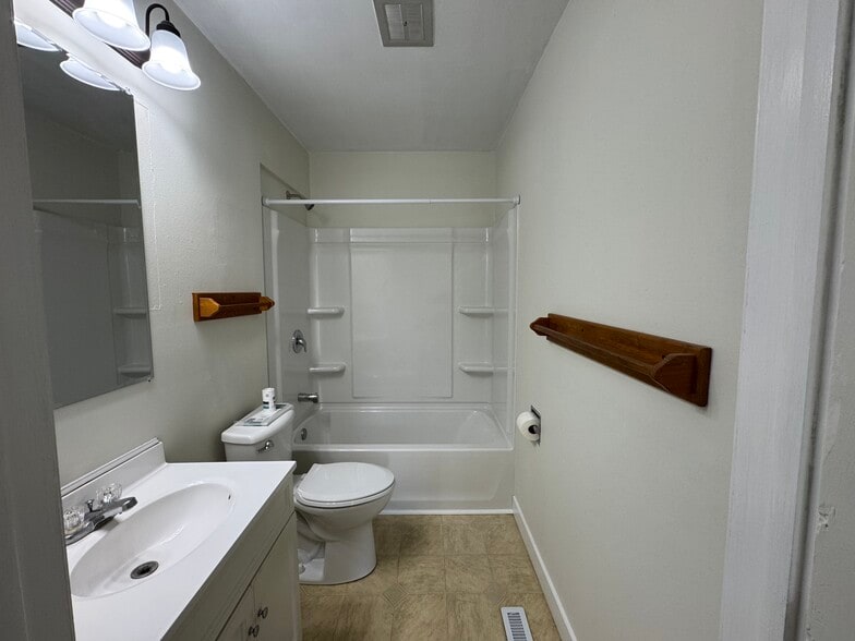 Building Photo - 647 Kennedy Ct