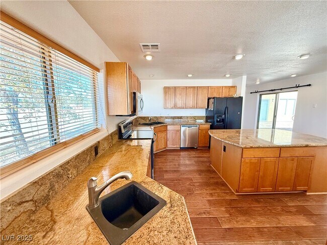 Building Photo - 1100 Dollar St