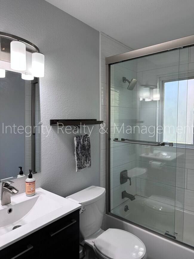 Building Photo - 901 S Alcott St