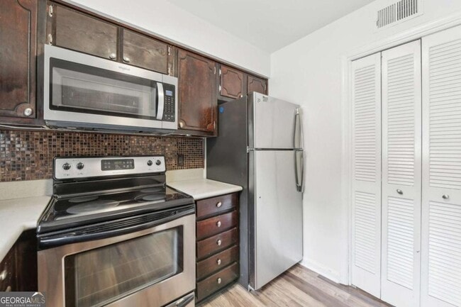 Building Photo - 72 Montre Square NW